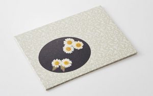 邪気払いの象徴とされる白菊の押し花を、洋更紗の文様がモダンな彩りを添えています