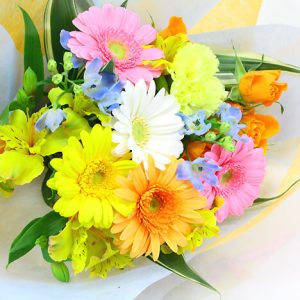 誕生日や結婚記念日、昇進・栄転や退職などのお祝いに贈っていただける小さめの花束です。