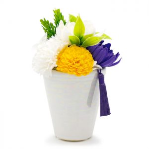 黄色と紫の菊が控えめの華やかさを添えています
